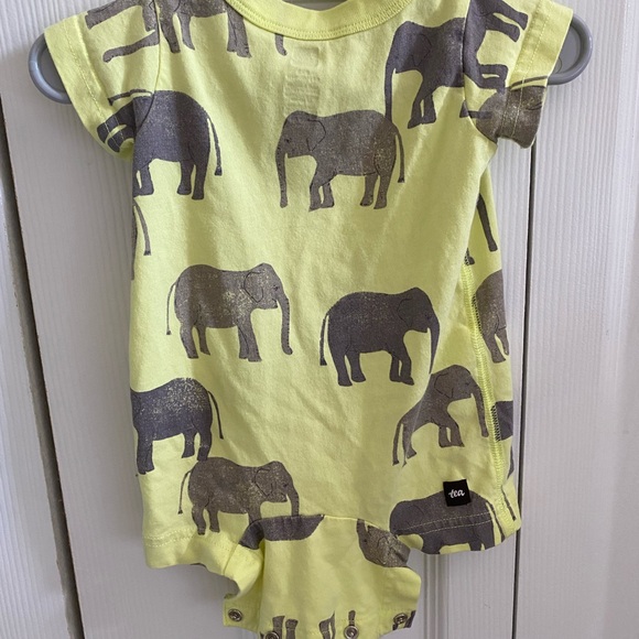 Two Tea Collection rompers in size 0-3 months - Picture 5 of 7